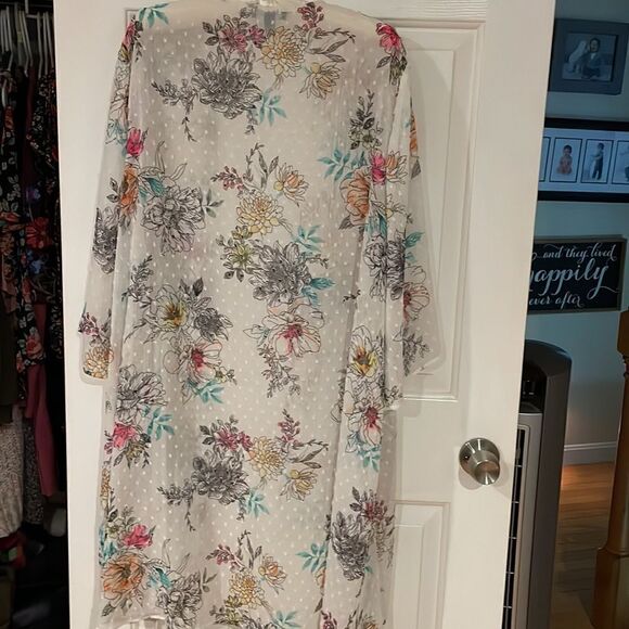 Torrid Flowery Swiss Dot Kimono 🌻 - Picture 9 of 10